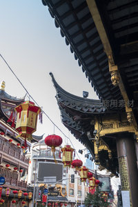 古韵飞檐下红灯高挂，传统街景迎新春