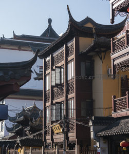 雕梁画栋古楼林立，木窗格影映蓝天