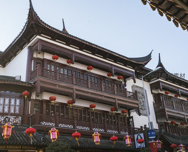 白墙黛瓦楼阁连绵，红灯点缀古韵悠长