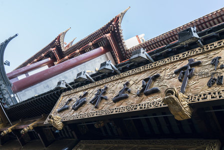 金漆牌匾镌刻市井繁华，飞檐斗拱诉说古今