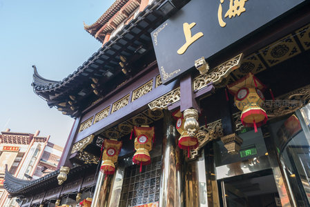上海传统建筑飞檐斗拱与红灯笼装饰