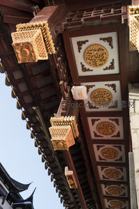 中式古建屋檐下精美雕花与金色装饰