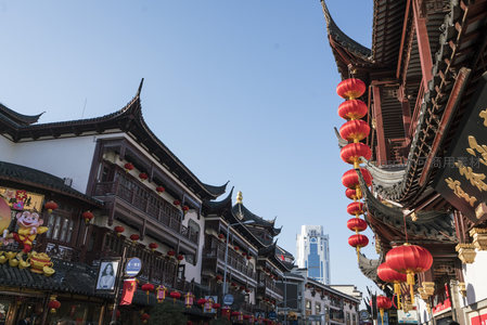 古风街巷红灯笼高挂，现代高楼隐约可见