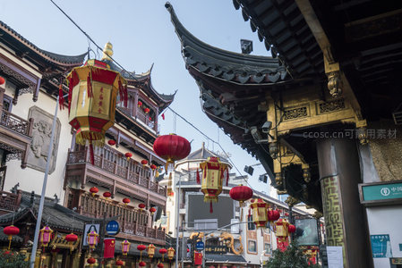 传统牌楼与悬空红黄灯笼构成节日街景