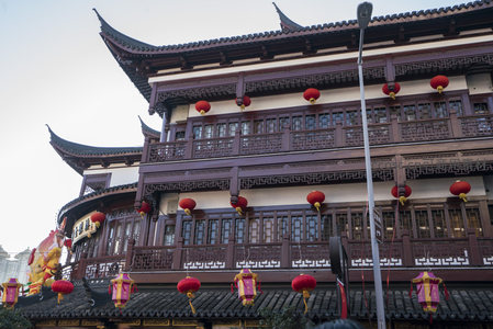 古韵飞檐挂红灯，传统建筑显华章