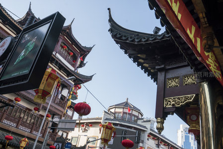 街巷仰望古楼阁，现代广告映古风