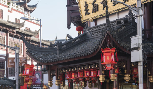 红灯高悬古门楼，金匾题字显气派