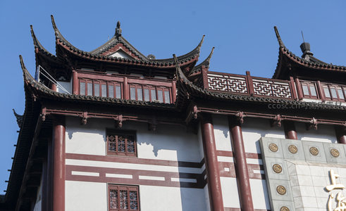 古韵飞檐映蓝天，传统建筑显庄严