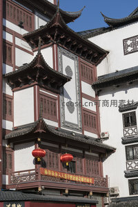 红灯笼挂古楼，节日喜庆氛围浓