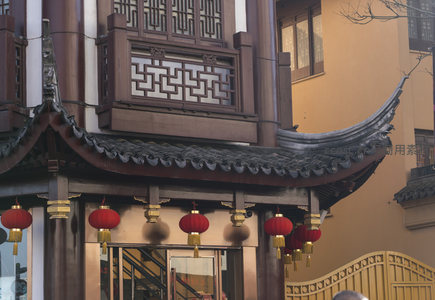 飞檐斗拱挂红灯，古街入口迎宾来