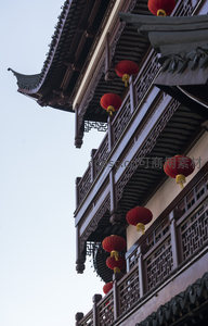 古建筑飞檐与红灯笼的典雅特写