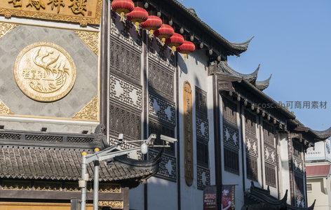 老字号牌匾与古典建筑立面全景