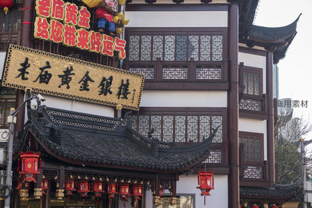 黄金银楼招牌下的古韵商铺