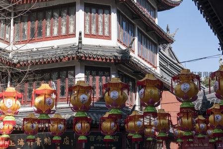 古韵上海城隍庙，彩灯高挂迎宾客