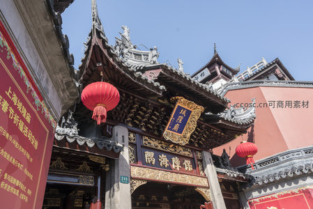 城隍庙门匾高悬，红灯映照祈福时