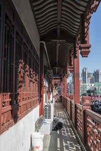 廊道光影交错处，古今交融话市井