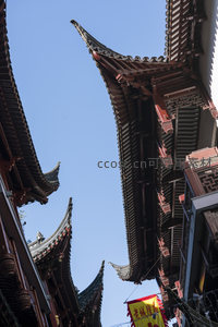 古建筑飞檐翘角映蓝天