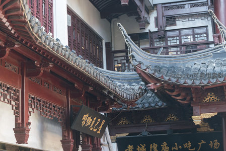 老城隍庙小吃街屋檐特写