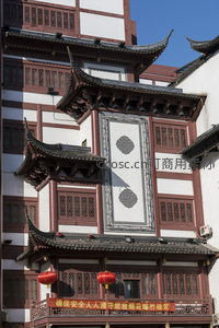 白墙黛瓦古楼挂红灯笼