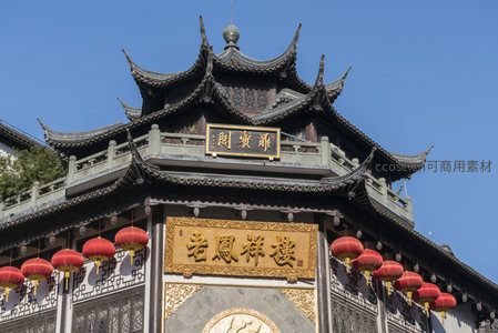 城隍阁巍峨耸立，红灯环绕显庄严