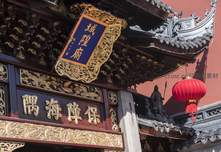 城隍庙匾额高悬，雕梁画栋显神威