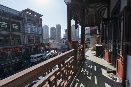 古玩街市俯瞰，新旧交融的城市画卷