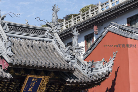 城隍庙屋脊神兽，青瓦红墙映蓝天