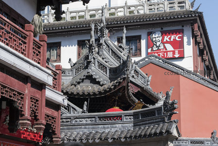 传统庙宇与肯德基广告，古今碰撞