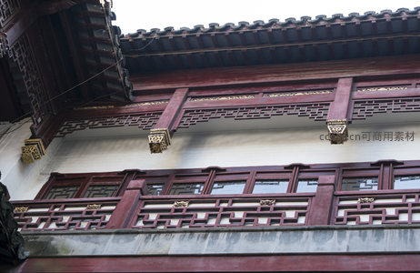 中式楼阁窗棂与彩绘梁枋