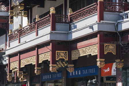 商业街上的仿古建筑立面