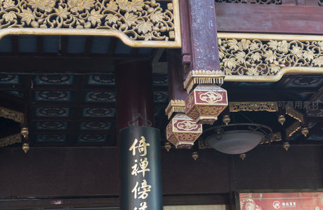 寺庙檐下精美木雕与匾额