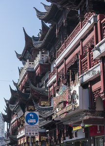 古韵飞檐映蓝天，传统建筑显辉煌