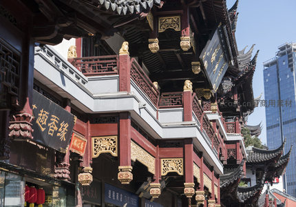 雕梁画栋古楼阁，金狮守门迎宾客