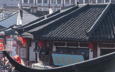 青瓦红灯茶馆街，古色古香迎游人