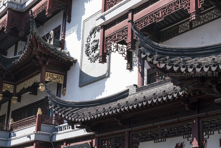 白墙黛瓦映雕窗，古建细节见匠心