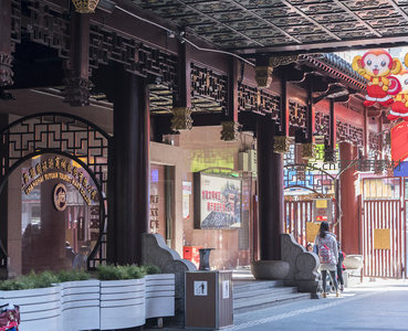 游客漫步古街廊，传统商业气息浓