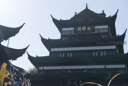 古塔巍峨，飞檐翘角映蓝天