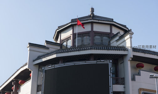 中式楼阁顶上红旗飘扬