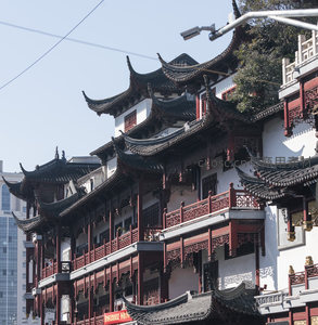 层叠飞檐下的繁华街景