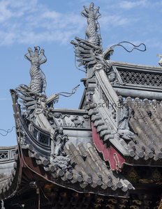 屋脊神兽守护古建祥云