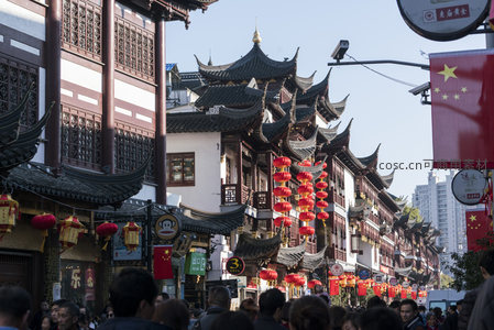 红灯高挂古街人潮涌动