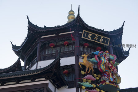 古塔飞檐挂红灯，彩塑神兽映晴空