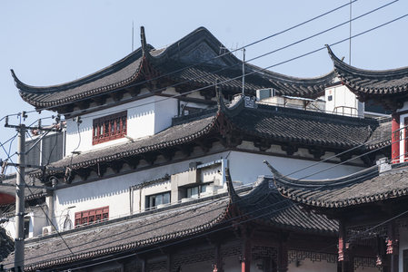 青瓦白墙古屋群，电线交错显今昔