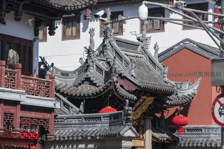 雕梁画栋古戏台，龙脊飞檐显匠心