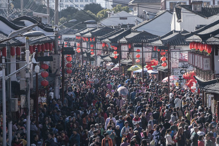 古街人潮涌动，红灯笼映衬节日盛景