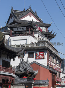 古塔楼与现代快餐店奇妙共存