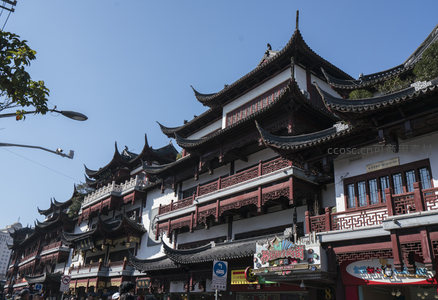 层叠飞檐下的繁华商业街景