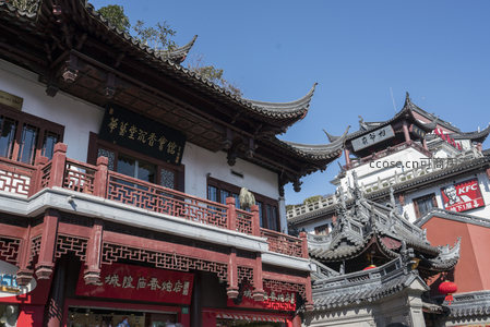 传统会馆与现代餐饮招牌交相辉映