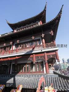 飞檐翘角古建筑，红柱雕梁映蓝天