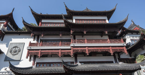 层叠楼阁白墙黛瓦，古典园林韵味十足